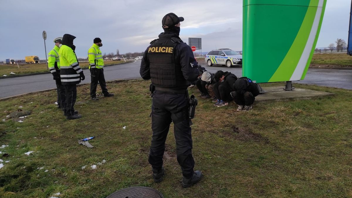 Policie na jihu Moravy zadržela 12 migrantů